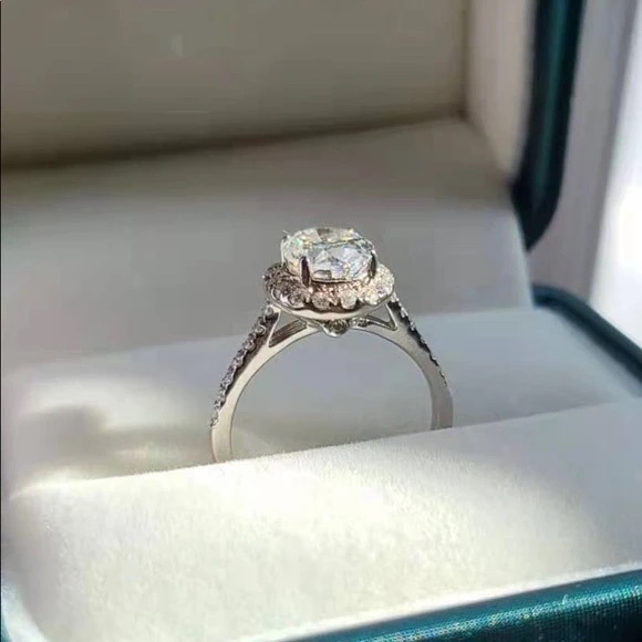 2c oval moissanite ring - Picture 7 of 12